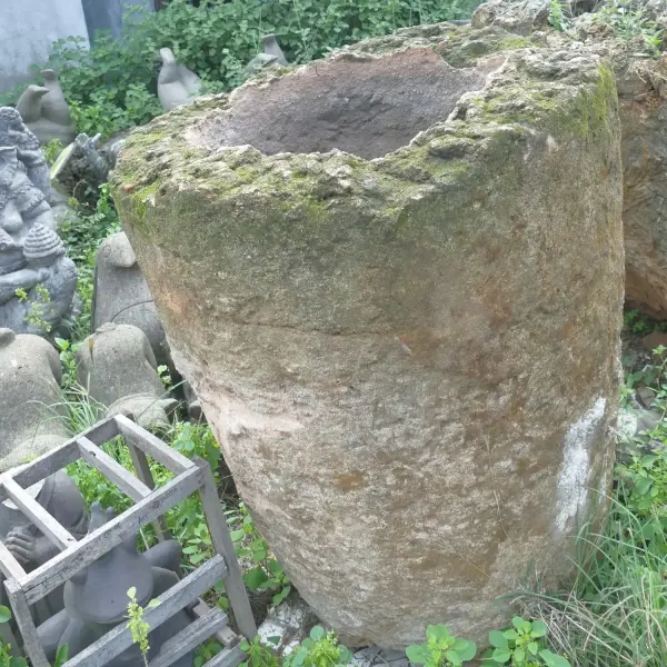 Artikelbild 7 des Artikels “Der Islandtopf ist aus Kalkstein gefertigt und stammt von der Küste Indonesiens. Er ist etwa 120 cm hoch und 83 cm tief. “
